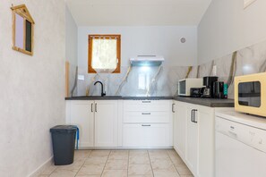 Wasserkocher mit Kaffee-/Teezubehör, Kühlschrank, Mikrowelle, Ofen