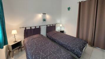 2 Schlafzimmer, Bügeleisen/Bügelbrett