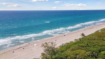 Beach nearby, sun loungers, beach towels