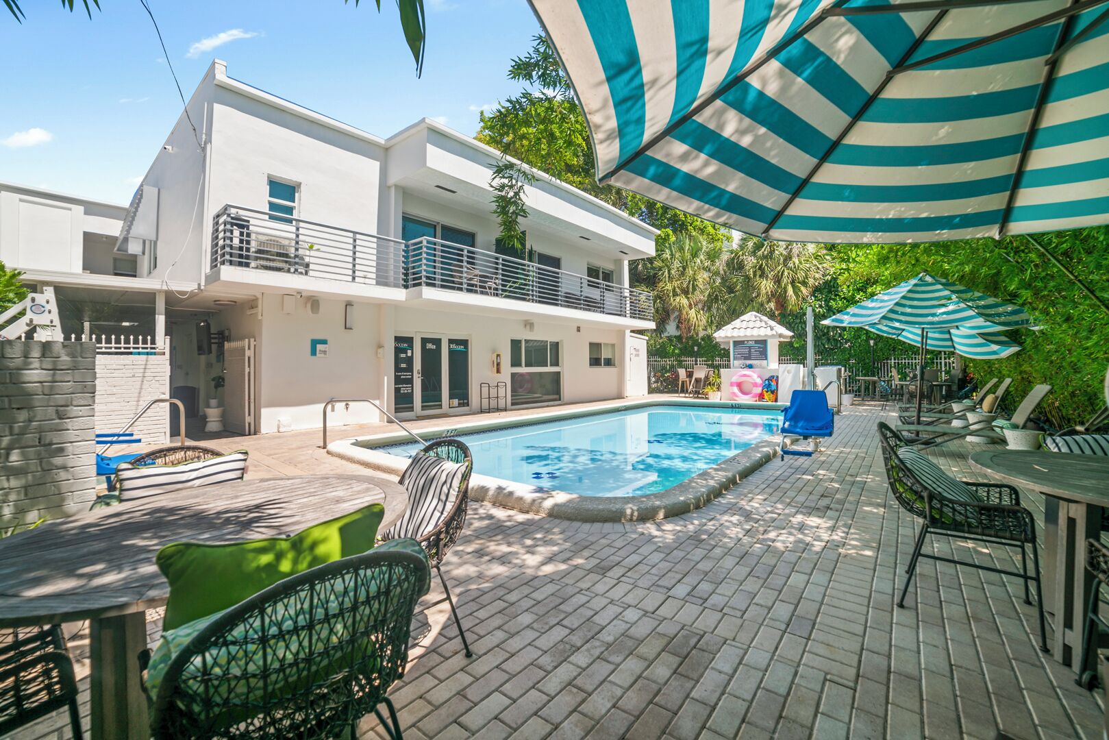 Alberca al aire libre y alberca climatizada