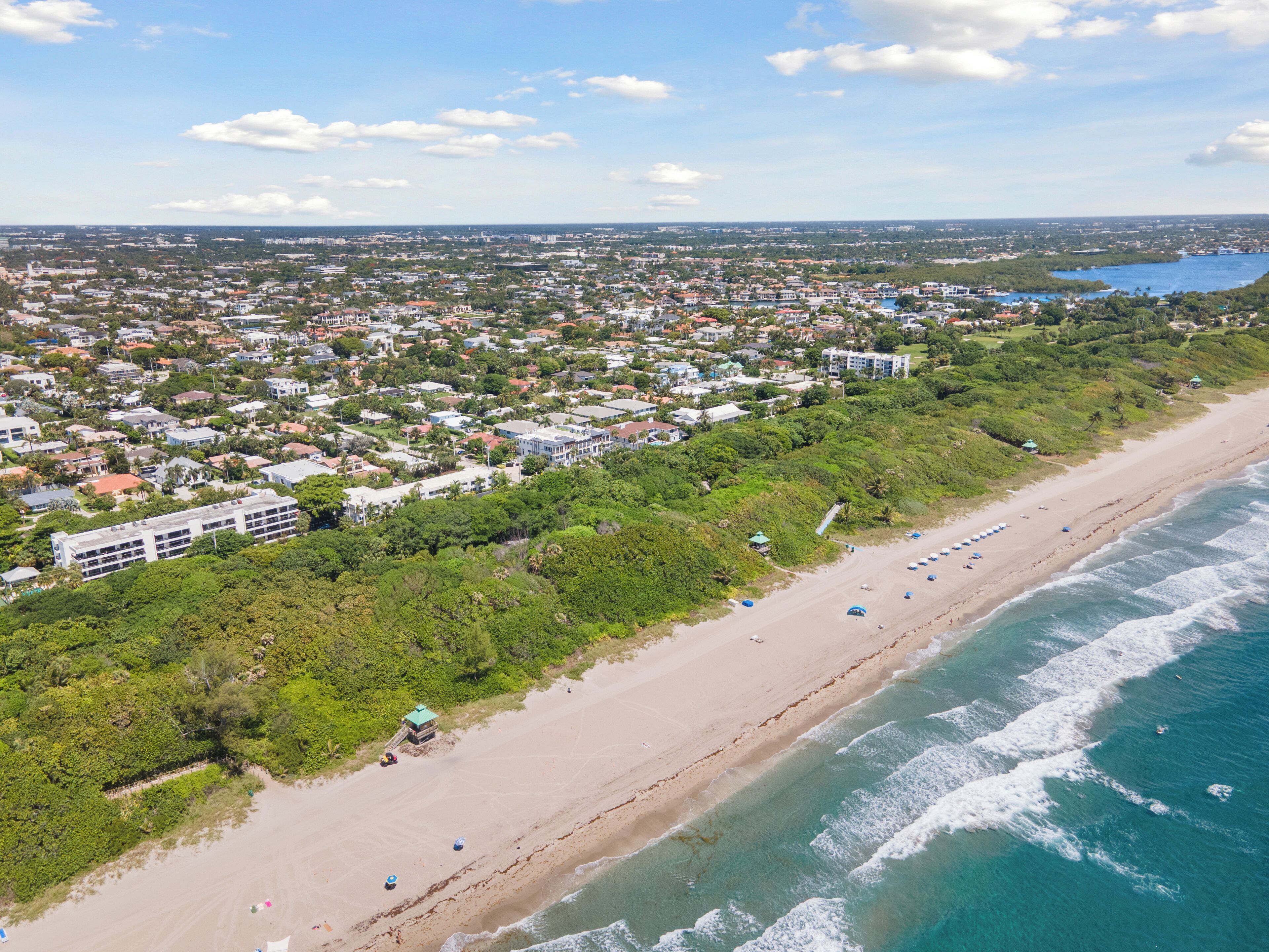 Beach nearby, sun loungers, beach towels