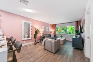 Smart TV - Boca Raton Apartment with King Bed Across the Beach. Near Mizner Park. (Boca Raton)