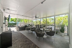 Dining - Boca Raton Apartment Near Mizner Park. Walk to Beach. (Boca Raton)