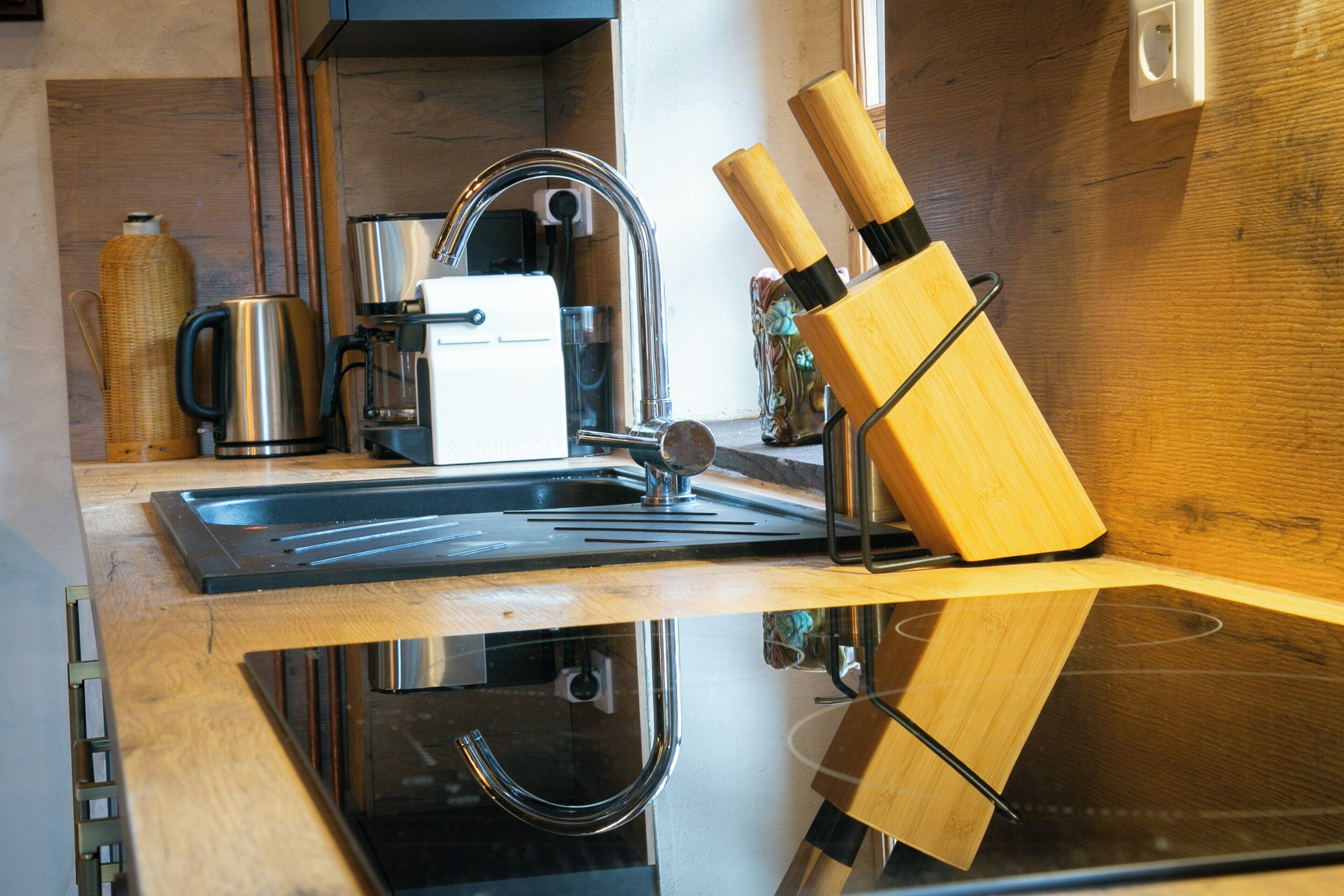 Mikrowelle, Ofen, Geschirrspüler, Wasserkocher mit Kaffee-/Teezubehör