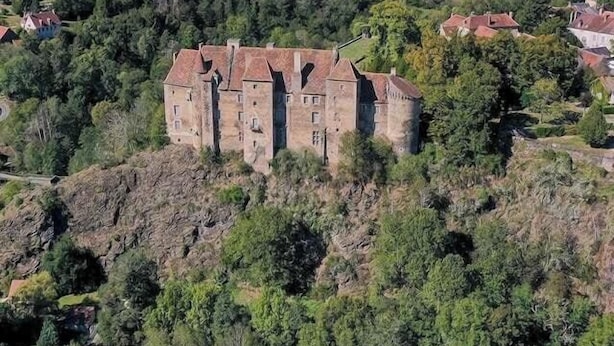 A castle-like building surrounded by greenery and fields. - Twin houses on the Plateau de Millevaches (Croze)