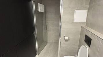 SĂšche-cheveux, serviettes fournies, savon, papier toilette
