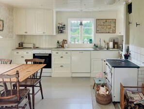 Microwave, oven, dishwasher, coffee/tea maker - Charming 1900s Cottage in Billinge Village (Norrtälje)