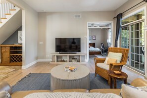 5 Schlafzimmer, Schreibtisch, Bügeleisen/Bügelbrett, kostenloses WLAN