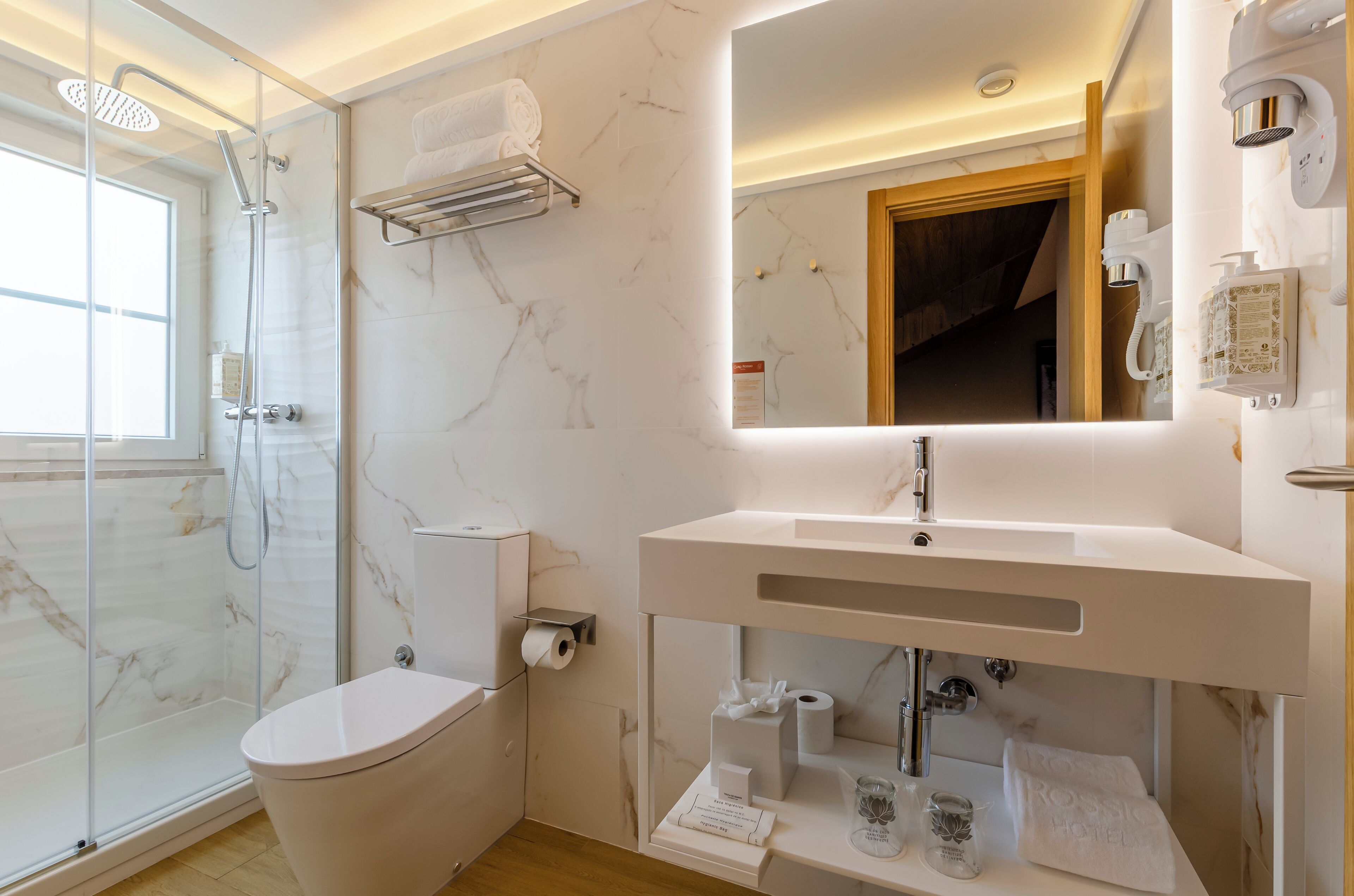 Camera con letto matrimoniale o 2 letti singoli (Mansard) | Bagno | Doccia, asciugacapelli, asciugamani, sapone