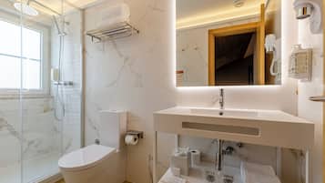 Camera con letto matrimoniale o 2 letti singoli (Mansard) | Bagno | Doccia, asciugacapelli, asciugamani, sapone