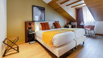 Kamer, 1 twee- of 2 eenpersoonsbedden (Mansard) | Een kluis op de kamer, een bureau, geluiddichte muren, gratis wifi