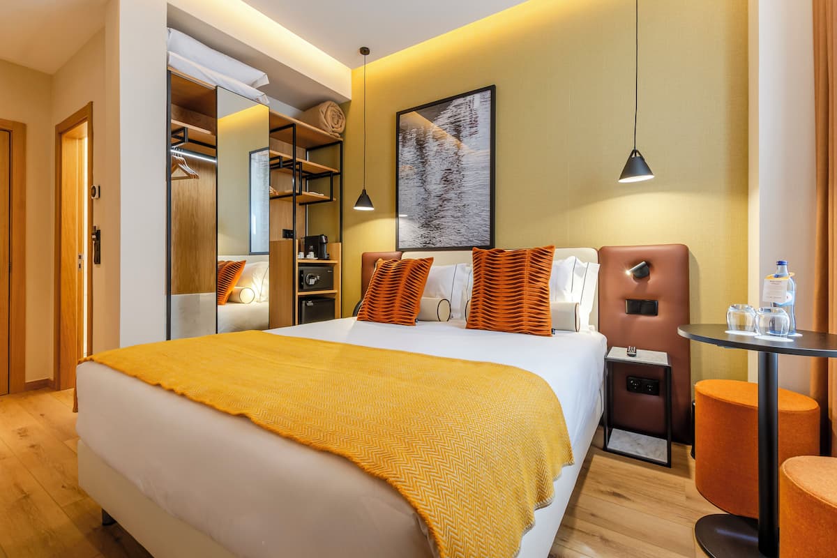 Habitación estándar con 1 cama matrimonial o 2 individuales | Caja de seguridad en la habitación, escritorio y insonorización