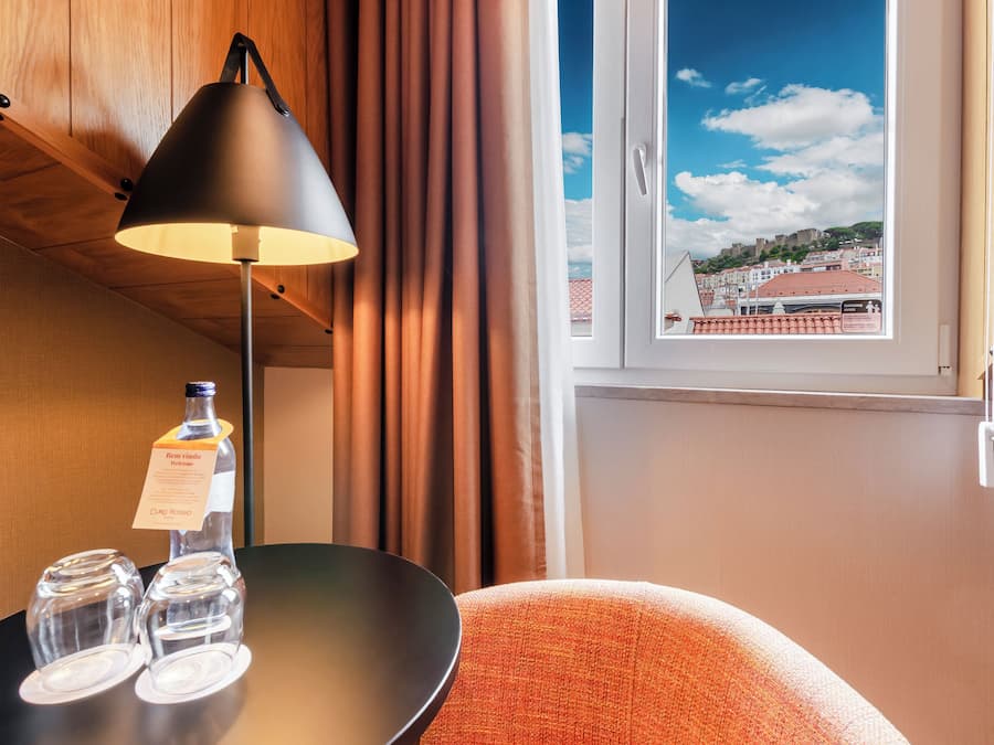 Kamer, 1 twee- of 2 eenpersoonsbedden (Mansard) | Een kluis op de kamer, een bureau, geluiddichte muren, gratis wifi