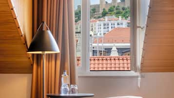Double or Twin Room (Mansard) | Peti besi dalam bilik, meja, kalis bunyi, Wi-fi percuma
