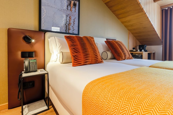 Habitación con 1 cama doble o 2 individuales (Mansard) | Caja fuerte, escritorio, sistema de insonorización y wifi gratis