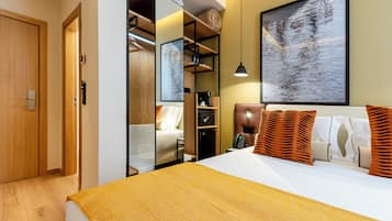 Phòng đôi hoặc 2 giường đơn Tiêu chuẩn | Két bảo mật tại phòng, bàn, phòng cách âm