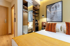 Habitación estándar con 1 cama matrimonial o 2 individuales | Caja de seguridad en la habitación, escritorio y insonorización