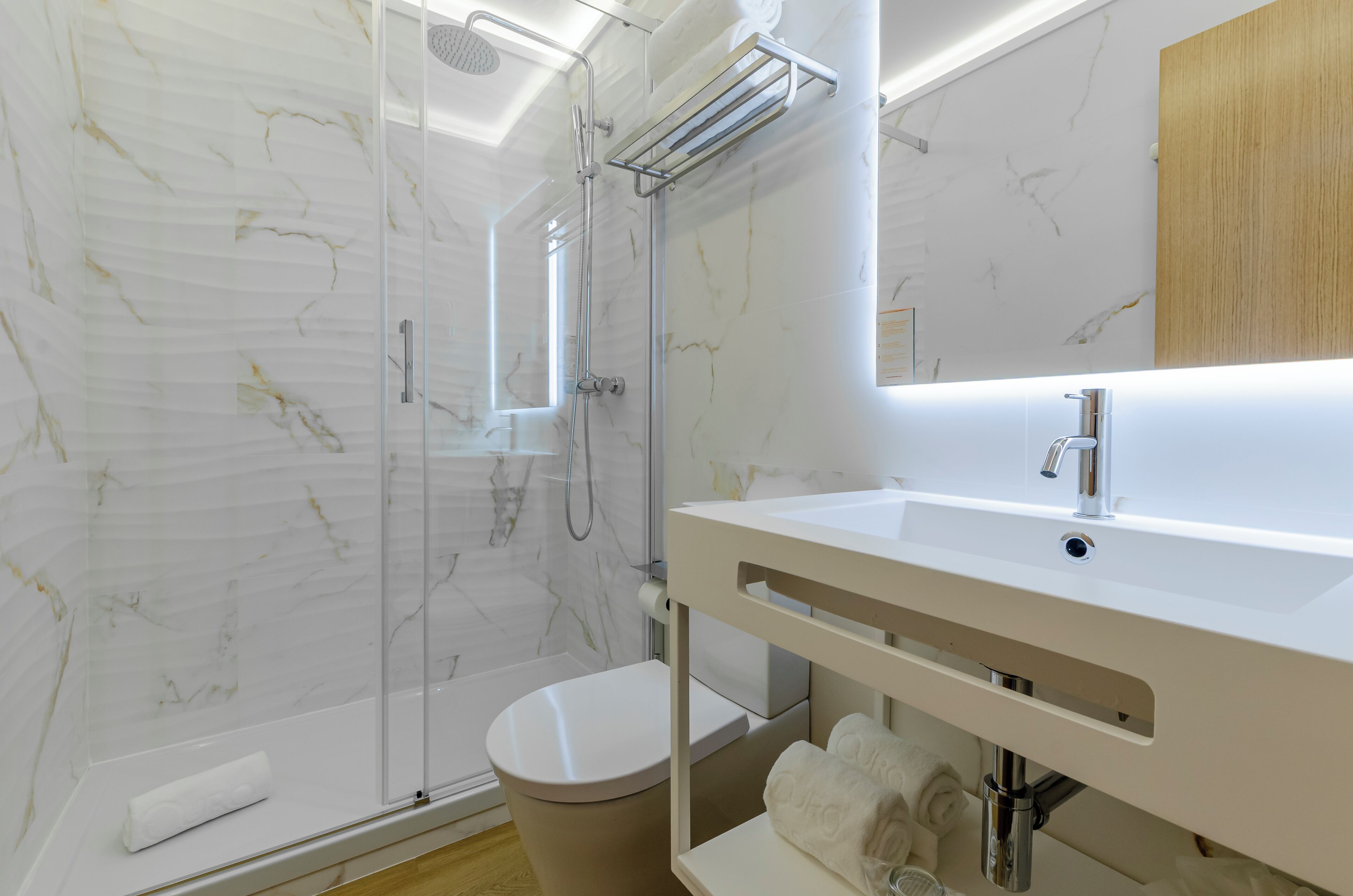 Habitación estándar con 1 cama doble o 2 individuales | Baño | Ducha, secador de pelo, toallas y jabón