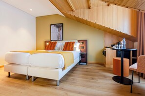 Une chambre à coucher moderne avec un lit, une table de chevet et un petit espace bureau.