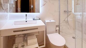 Shower, pengering rambut, handuk, dan sabun