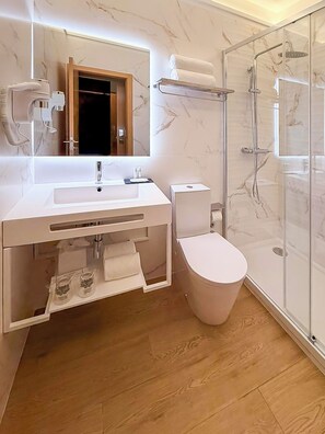 Shower, hair dryer, towels, soap - Ouro Rossio Hotel (Lisboa)