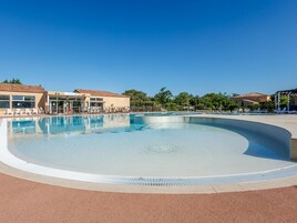 Una piscina al aire libre, una piscina climatizada