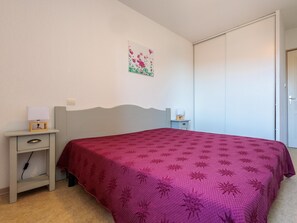 2 bedrooms, bed sheets - Sunlit Provencal House With Terrace (Aubignan)