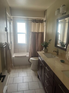 Hair dryer, towels, soap, toilet paper - Shanahan Ridge Gem, Trails Right Outside Your Door (Boulder)