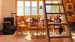 Mökki, jossa on parvi, jossa on makuutila, ruokailutila ja keittiö.