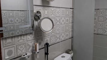 Kamar Quadruple Keluarga | Kamar mandi | Shower, perlengkapan mandi gratis, pengering rambut, dan handuk