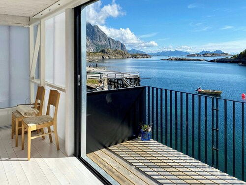 Modern seaside house in Henningsvær
