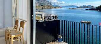 Modern seaside house in Henningsvær