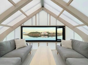 TV - Modern seaside house in Henningsvær (Henningsvær)