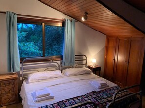 5 bedrooms, in-room safe, desk, iron/ironing board