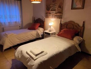 Bügeleisen/Bügelbrett, Internetzugang, Bettwäsche