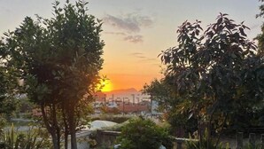 A sunset view with trees and buildings in the background. - Group-Ready Villa | Beachfront Location | Panxón, Galicia (Nigrán)
