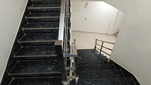 A staircase with black marble steps and metal railings. - Hotel Shriji Nikunj (Mathura)