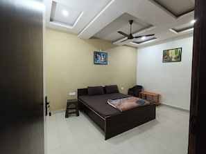 Superior Quadruple Room | Meja, ruang kerja komputer riba, langsir/tirai gelap terus, kalis bunyi 