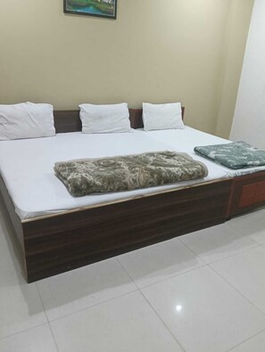 Desk, laptop workspace, blackout curtains, soundproofing - Hotel Shriji Nikunj (Rajpur Khadar)