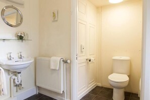 Bathroom - Rydal Hall Christian Retreat  (Ambleside)