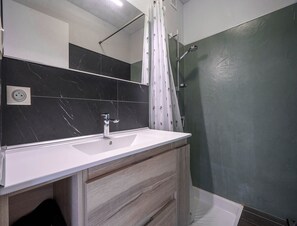 Apartment | Bathroom - Four-person Retreat Near the Beach (Agde)