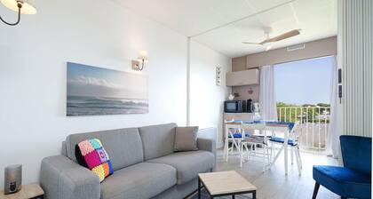 Four-person Retreat Near the Beach