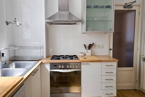 Een koelkast, een magnetron, een oven, een kookplaat