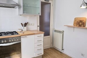 Een koelkast, een magnetron, een oven, een kookplaat