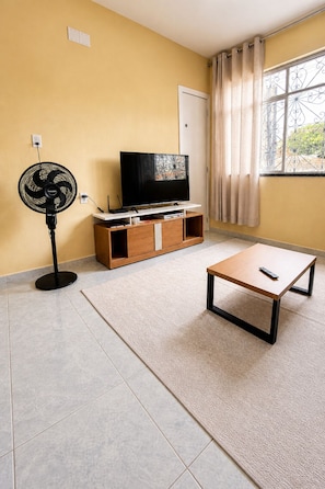 Family House | Desk, laptop workspace, iron/ironing board, free WiFi - Casa Laranja com Split e Wi-Fi 700 MB (Belém)