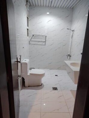 Economy Single Room | Bathroom | Free toiletries, soap, shampoo, toilet paper - Quiet Rooms 12   (Riyadh)