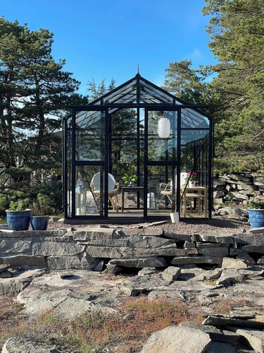 Cozy cabin with sea view and two terraces