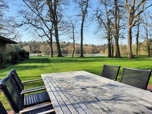 Outdoor dining - East Frisian chic in lake-front maisonette (Friedeburg)