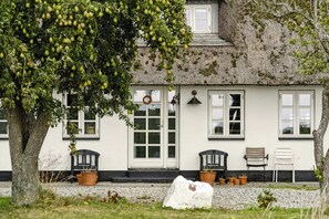 Exterior - By the bay a thatched house lies so beautifully (Nørre Aaby)