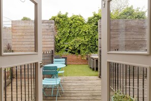 Outdoor dining - GuestReady - Charming Retreat with Patio in Putney (London)